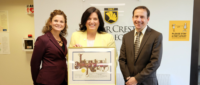 Dean Wendy Robb Receives Award From St. Luke’s University Health Network   Image
